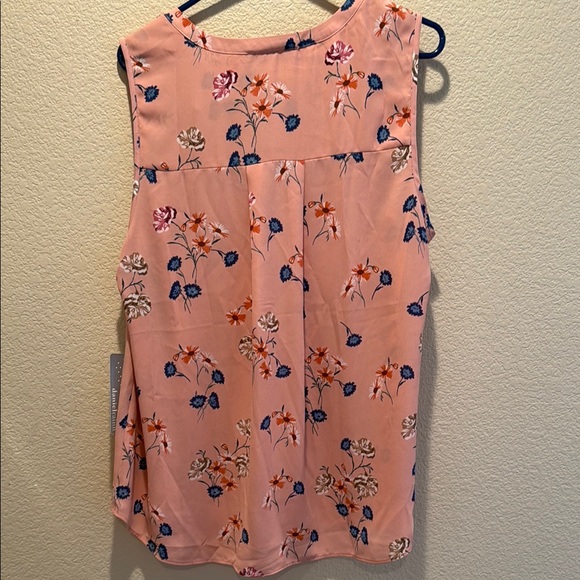 Daniel Rainn Pink Sleeveless Blouse with Buttoned Detail - Picture 5 of 5